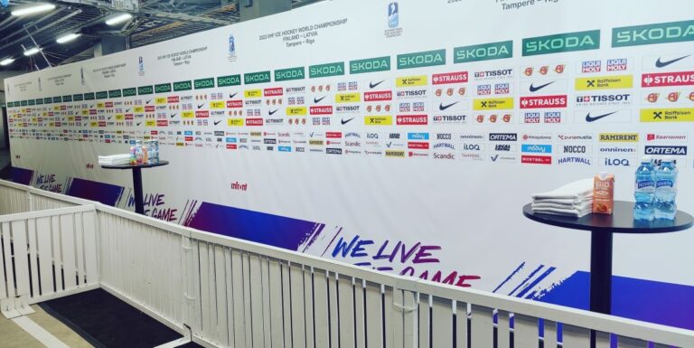 20230526-Jääkiekon-MM-2023-haastatteluseinä